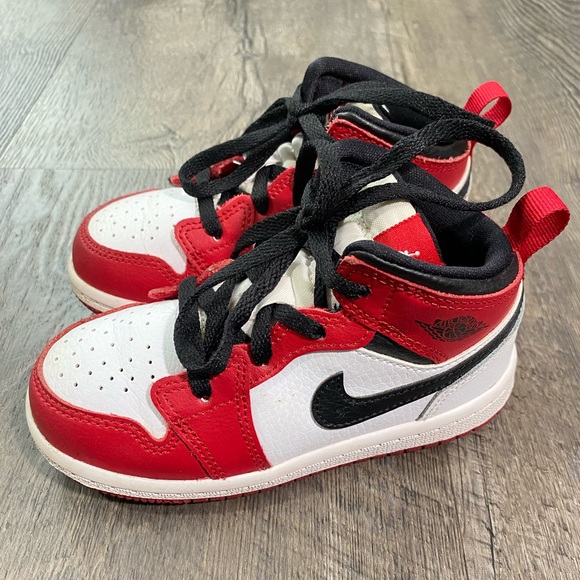 NIKE Air Jordan 1 Mid Chicago Toddler Sneakers - Picture 2 of 6